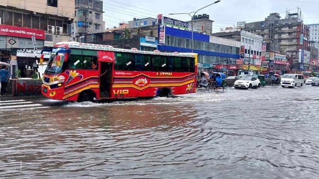 ঢাকায় মুষলধারে বৃষ্টিপাত,রেমালের তাণ্ডব