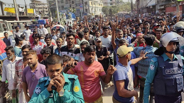 ব্যাটারিচালিত রিকশাচালকদের সড়ক অবরোধ, সংঘর্ষে দুই পুলিশ আহত