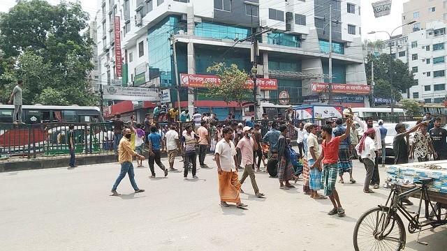 দ্বিতীয় দিনে ফের সড়ক অবরোধ অটোরিকশা চালকদের