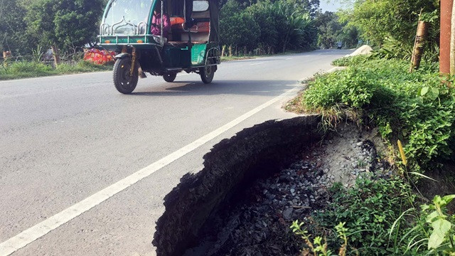 টাঙ্গাইলে ৩০১ কোটি টাকার মহাসড়কে কাজ শেষে না হতেই ধস