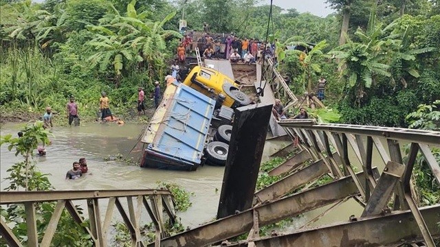 ভেঙে পড়েছে বেইলি ব্রিজ, দুশ্চিন্তায় ৬ গ্রামের এইচএসসি পরীক্ষার্থীরা