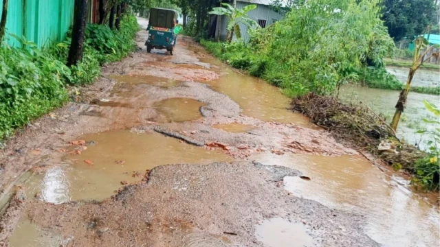 চট্টগ্রামের লোহাগড়ায় শাহপীর সড়কের প্রায় ৬ কিলোমিটার গর্তে ভরা, চলাচলে দুর্ভোগ