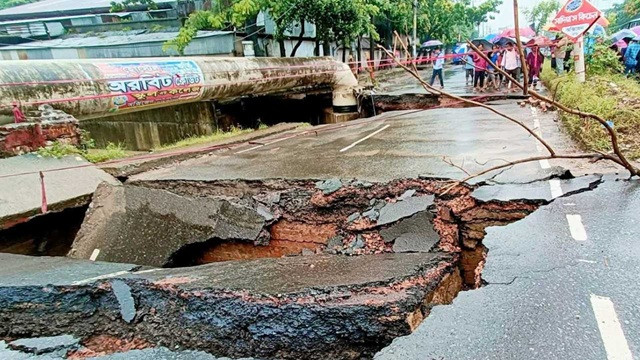 টানা বৃষ্টিতে চট্টগ্রামে দেবে গেছে সড়ক, জলাবদ্ধতায় ভোগান্তি