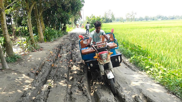 রাস্তার বেহাল দশায় হাসপাতালে পৌঁছানোর আগেই নবজাতকের মৃত্যু