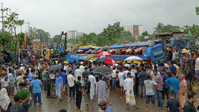 বাস উল্টে একজনের মৃত্যু, ঢাকা-চট্টগ্রাম মহাসড়কে দীর্ঘ যানজট