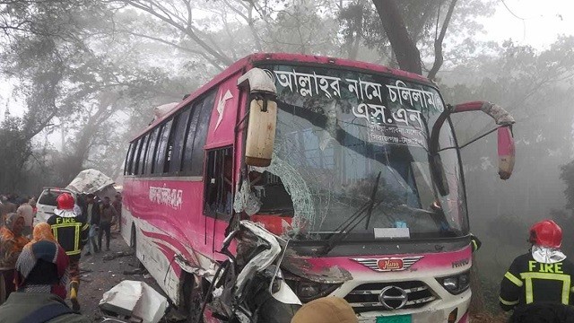 পাবনায় বাস-মাইক্রোবাস সংঘর্ষে ইপিজেডের ২ কর্মকর্তা নিহত