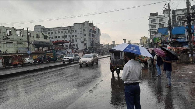 বৃষ্টির কারণে সড়কে গণপরিবহন কম