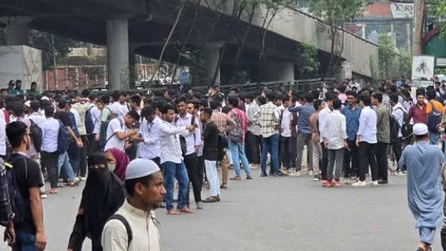 শিক্ষার্থীদের সড়ক অবরোধ : যান চলাচলে যে নির্দেশনা দিলো পুলিশ