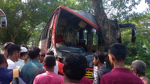 মাদারীপুরে দুটি বাসের মুখোমুখি সংঘর্ষে আহত ১৫
