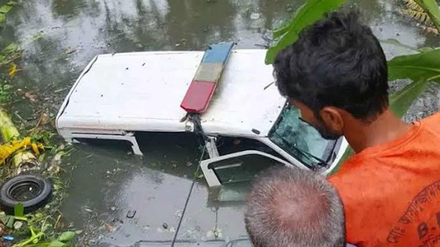 স্বামীকে হাসপাতালে নিয়ে যাওয়ার পথে অ্যাম্বুলেন্স খাদে, প্রাণ গেল স্ত্রীর