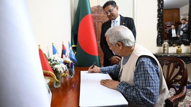 রোমে বাংলাদেশ হাউস পরিদর্শন করলেন প্রধান উপদেষ্টা