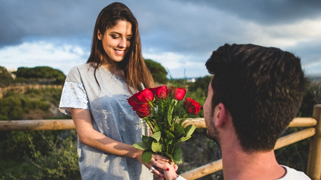 আজ প্রিয়জনকে গোলাপ দেওয়ার দিন