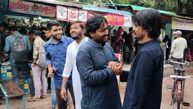 বৃষ্টির মধ্যেই প্রচারণায় নেমেছে প্রার্থীরা