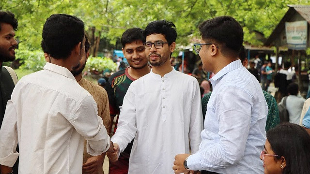 উৎসবমুখর পরিবেশে চলছে রাকসু নির্বাচনের প্রচারণা