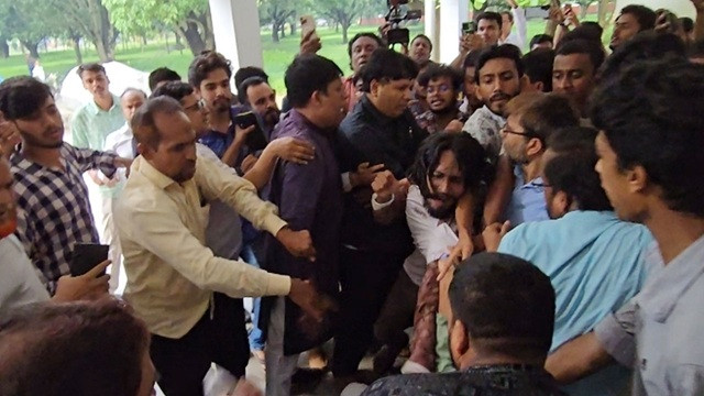 পোষ্য কোটা ইস্যুতে উত্তপ্ত রাবি, শিক্ষক-শিক্ষার্থীদের মধ্যে হাতাহাতি