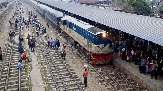 ৬ ঘণ্টা পর ঢাকায় ট্রেন চলাচল শুরু