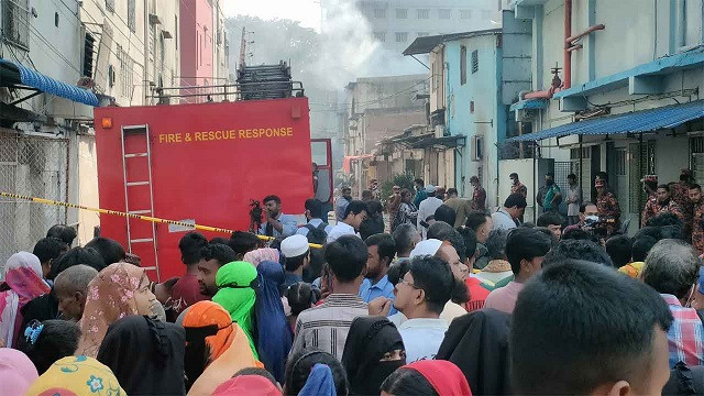 এখনো বের হচ্ছে ধোঁয়া, কেমিক্যাল রিয়েকশনে অসুস্থ হচ্ছেন অনেকে