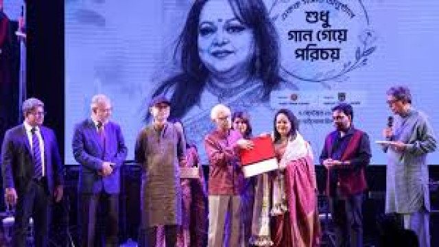 রাষ্ট্রীয় সম্মাননা পেলেন সাবিনা ইয়াসমীন, গান গেয়ে ছড়ালেন মুগ্ধতা
