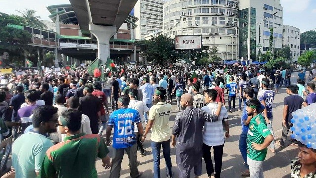 শাহবাগ ও চানখারপুল মোড় অবরোধ করে ঢাবি শিক্ষার্থীদের আন্দোলন