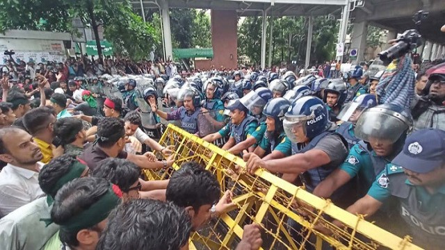 পুলিশের ব্যারিকেড ভেঙ্গে শাহবাগ অবরোধ করল শিক্ষার্থীরা