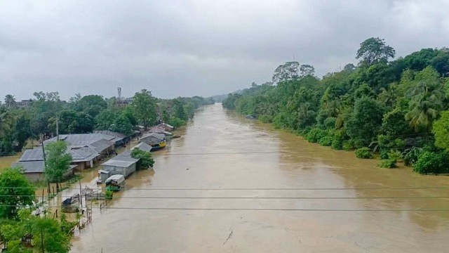 বৃষ্টিতে তলিয়ে গেছে সড়ক, সাজেকে অর্ধশতাধিক পর্যটক আটকা