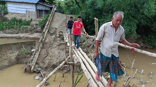 ভেঙে যাওয়া সেতুর উপর বাঁশের ঝুঁকিপূর্ণ সাঁকো