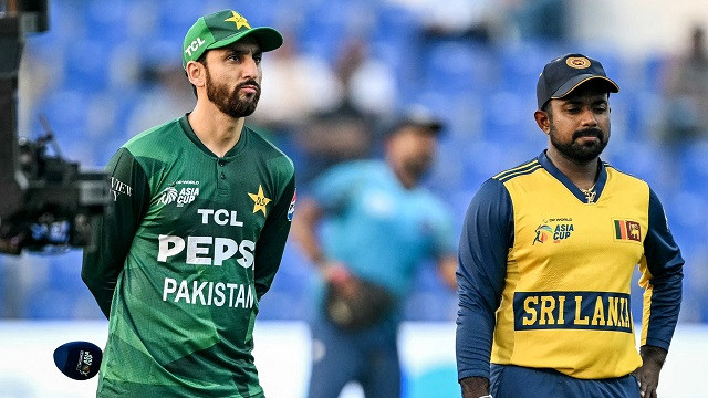 ফাইনালের স্বপ্ন বাঁচাতে শ্রীলঙ্কার বিপক্ষে ফিল্ডিংয়ে পাকিস্তান
