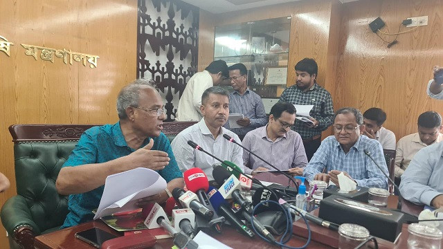 ইয়াবার বিনিময়ে দেশ থেকে সার পাচার হচ্ছে : কৃষি উপদেষ্টা