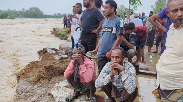 শেরপুরে মহারশি নদীর বাঁধ ভেঙে নিম্নাঞ্চল প্লাবিত