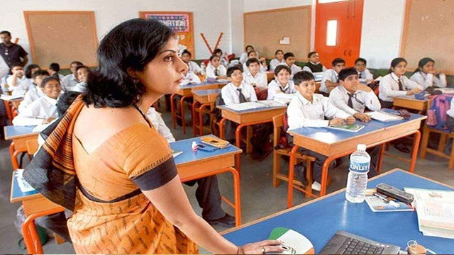 লম্বা ছুটি শেষে শ্রেণিকক্ষে শিক্ষার্থীরা