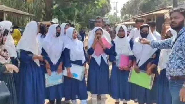 বিদ্যালয়ের গেটে তালা, সড়ক অবরোধ করে এসএসসি পরীক্ষার্থীদের বিক্ষোভ