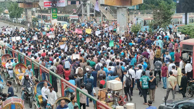 স্বতন্ত্র বিশ্ববিদ্যালয়ের দাবি, ৭ কলেজের শিক্ষার্থীদের বিক্ষোভ