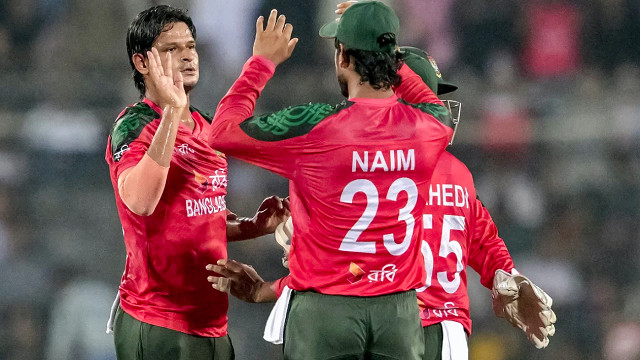 শুরুতেই নাসুমের জোড়া আঘাত, চাপে ডাচরা