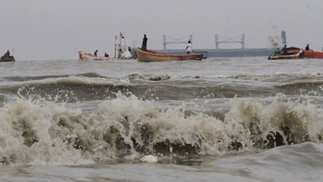 সমুদ্র বন্দরে ৩ নম্বর সতর্ক সংকেত