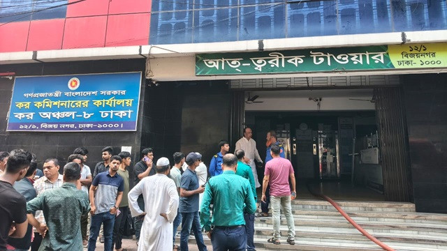 সেগুনবাগিচায় বহুতল ভবনে আগুন, ৫ ইউনিটের চেষ্টায় নিয়ন্ত্রণে