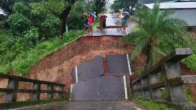 ধসে পড়েছে সেতু, বান্দরবান-রাঙ্গামাটি সড়ক যোগাযোগ বিচ্ছিন্ন