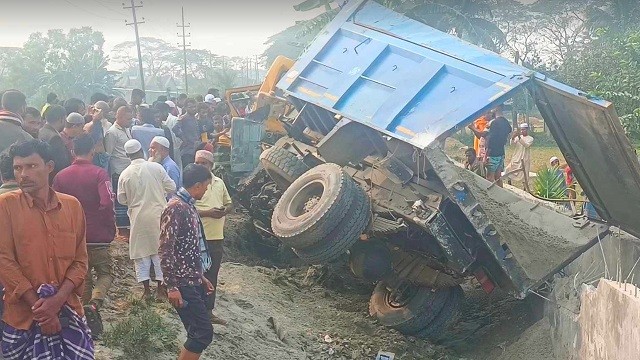 ময়মনসিংহে ট্রাকে ট্রেনের ধাক্কা