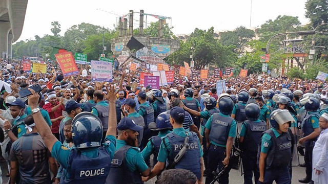 চাকরি জাতীয়করণের দাবিতে আউটসোর্সিং কর্মচারীদের শাহবাগ অবরোধ