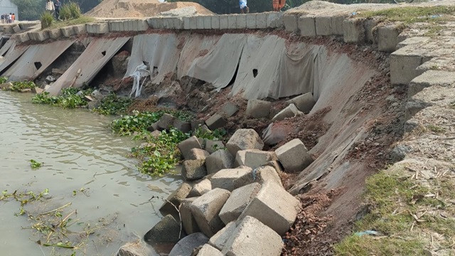 পদ্মা সেতু প্রকল্পের ১১০ কোটি টাকায় নির্মিত নদী রক্ষা বাঁধে ধস