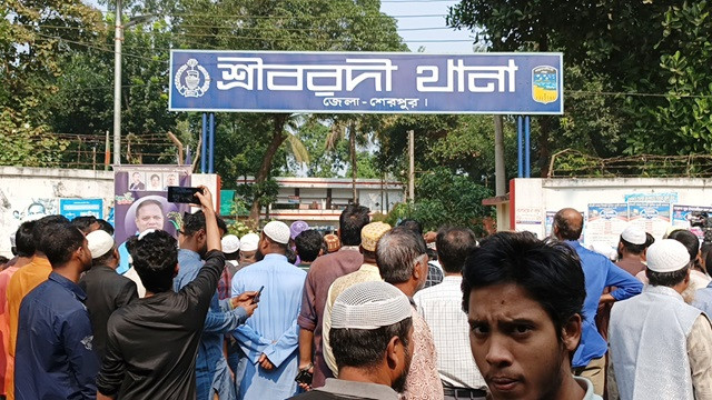 আ.লীগের সাথে জামায়াত নেতাকে আসামি, থানা গেটে জামায়াতের বিক্ষোভ