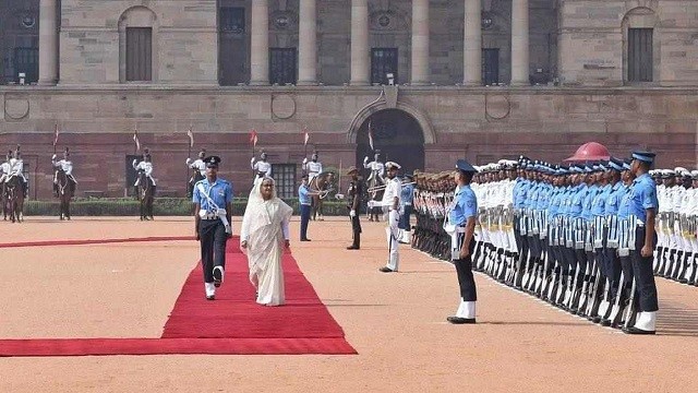 দিল্লির রাষ্ট্রপতি ভবনে শেখ হাসিনাকে লাল গালিচা সংবর্ধনা