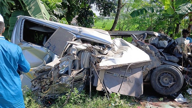 শেরপুরে দুই মাইক্রোবাসের মুখোমুখি সংঘর্ষে আহত ১৭