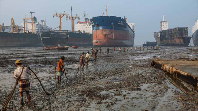 বাংলাদেশকে টপকে জাহাজ ভাঙা শিল্পের শীর্ষে উঠতে চায় ভারত