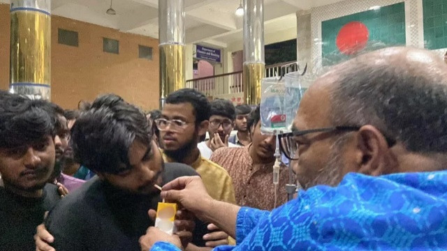 এবার জুস পান করিয়ে শিক্ষার্থীদের অনশন ভাঙালেন উপাচার্য