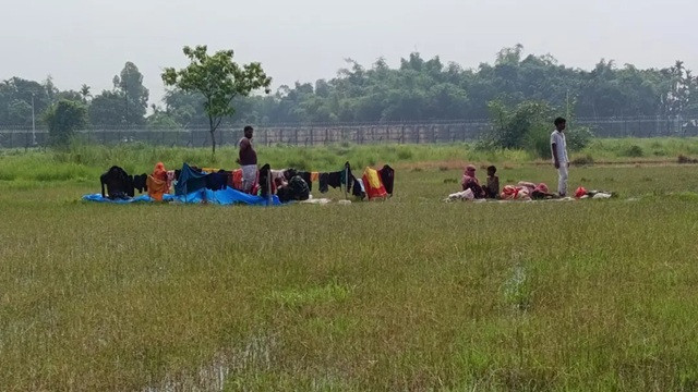 রোদ-বৃষ্টি আর অনিশ্চয়তার ৫৪ ঘণ্টা, নারী-শিশুসহ শূন্যরেখা দাঁড়িয়ে ১০ জন