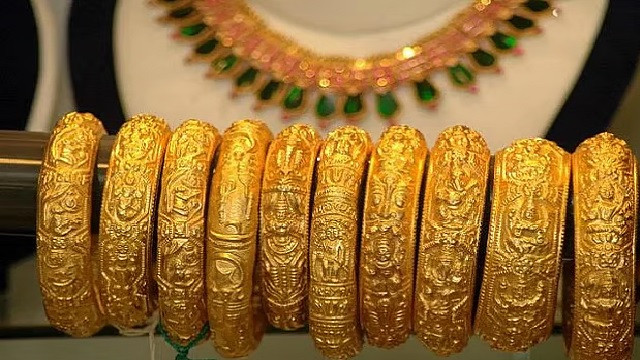 একলাফে সোনার দাম ভরিতে বাড়ল ৬৯০৫ টাকা