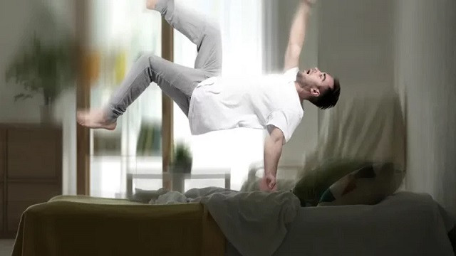 ঘুমের ঘোরে আচমকা শরীর কেঁপে ওঠে কেন?