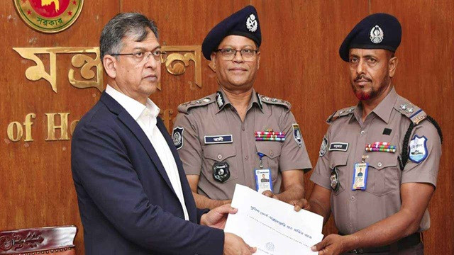 আলোচিত ঘটনায় বিশেষ অবদান রাখা পুলিশ সদস্যদের পুরস্কার প্রদান করেন স্বরাষ্ট্রমন্ত্রী সালাহউদ্দিন আহমদ। ছবি: সংগৃহীত