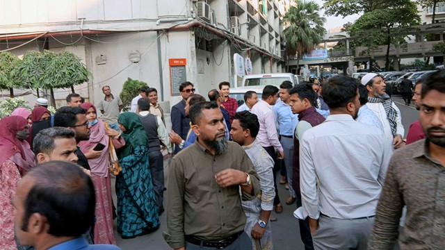 বাদামতলায় চাকরিজীবীদের সমাবেশ, অর্থ মন্ত্রণালয়ে কঠোর নিরাপত্তা