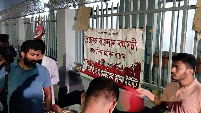 আহতদের জীবন বাঁচাতে রক্ত সংগ্রহ করছে সন্ধানী